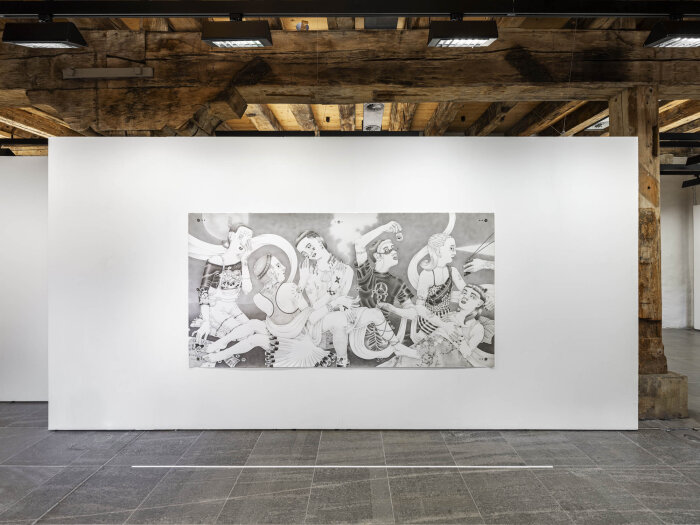 Barbara Lüdde, Under The Moon, 2023, ink on laid paper, 130 x 260 cm Blick auf ein großes schwarz weißes Gemälde an einer hellen Wand