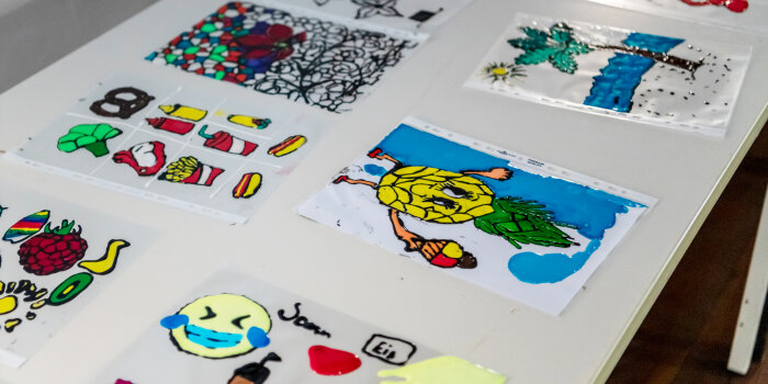 Foto: Ferien-Workshop „Palmen aus Plastik“ © Stadtverwaltung Erfurt/Dirk Urban bunte Zeichnungen liegen auf einem Tisch