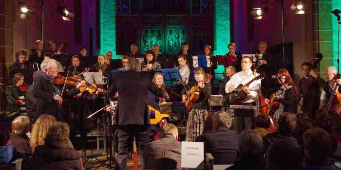 Klezmer-Orchester (2017) Gruppe von Musikern spielen in einer Kirche
