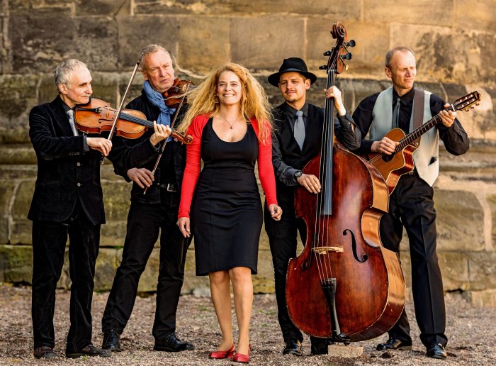 The String Company 5 Musiker mit verschiedenen Instrumenten
