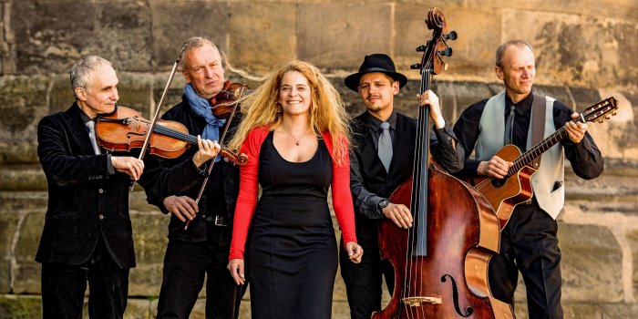 Foto: The String Company © Edelhoff 5 Musiker mit verschiedenen Instrumenten