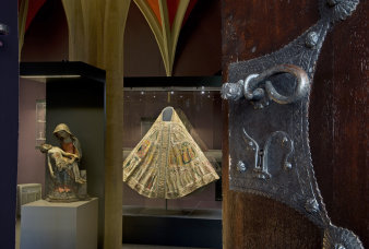 Ansicht der Domschatzkammer durch die geöffnete Tür