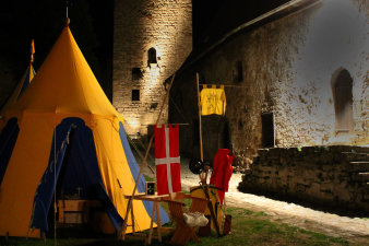 Foto: Hof der Wasserburg Kapellendorf im Dunkeln © Stadtverwaltung Erfurt Ritterlager im Burghof
