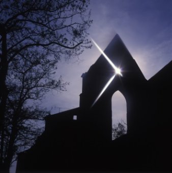 Giebel der Barfüßerkirche mit untergehender Sonne