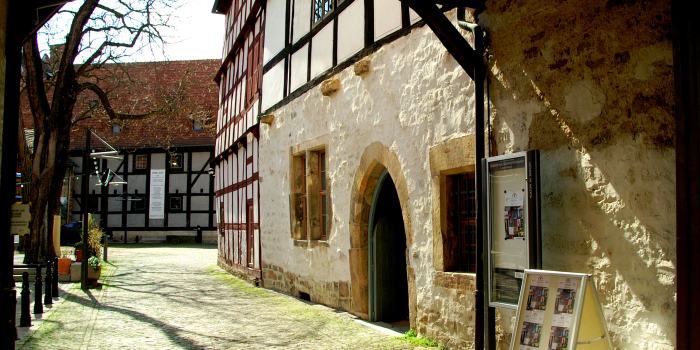 Hofeinfahrt der Galerie Waidspeicher im Kulturhof Krönbacken