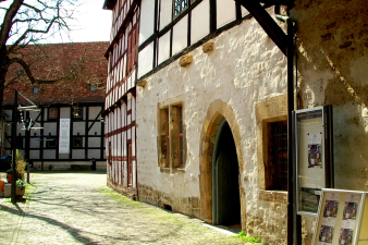 Hofeinfahrt der Galerie Waidspeicher im Kulturhof Krönbacken