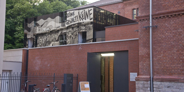 Eingangsbereich der Gedenkstätte, Auf den Haus der Schriftzug "keine Gewalt. Keine"