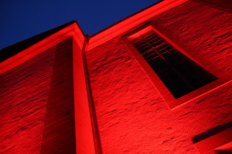 Foto: Ausschnitt aus angestrahlter Schlosskirche Molsdorf © Stadtverwaltung Erfurt / S. Glaubrecht rot angestrahltes Gotteshaus.