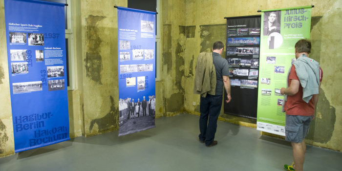 Besucher einer Ausstellung