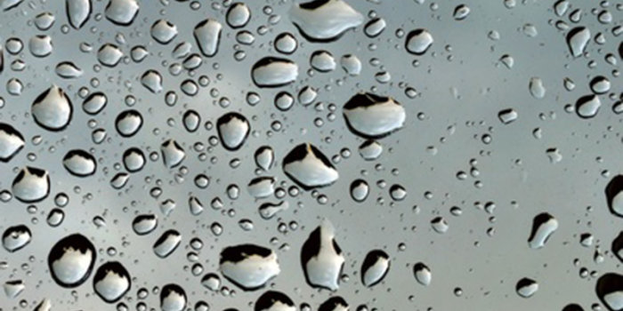 Foto: Wassertropfen auf Glas © Fachhochschule Die Tränen des Prinzen, oder warum Glas keine Flüssigkeit ist. Kann Glas tropfenförmig und flüssig sein?