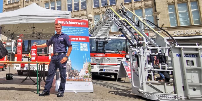 Das Bild zeigt den Stand der Berufsfeuerwehr Erfurt im Rahmen der Sonderausstellung zum 112. Jubiläum.