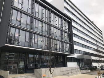 Das Bild zeigt den Haupteingang des Verbinders im Verwaltungsgebäude Warsbergstraße 1-3.