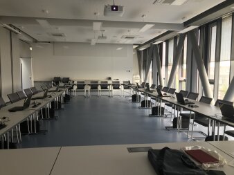 Schulungsraum B301d+e mit Laptops zur Nutzung bei Schulungen