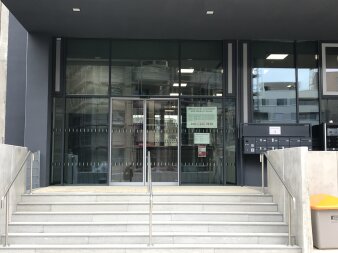 Das Bild zeigt den Haupteingang des Verbinders im Verwaltungsgebäude Warsbergstraße 1-3.