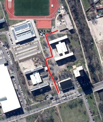 Das Bild zeigt den Fußweg von der Haltestelle "Vilniuser Straße" zum Veranstaltungsort.