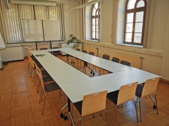 Das Bild zeigt eine mögliche Bestuhlung im Seminarraum des Personal- und Organisationsamtes.