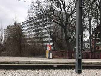 Das Bild zeigt den Blick auf den Verbinder im Verwaltungsgebäude Warsbergstraße 1-3.
