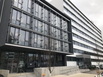 Das Bild zeigt den Haupteingang des Verbinders im Verwaltungsgebäude Warsbergstraße 1-3.