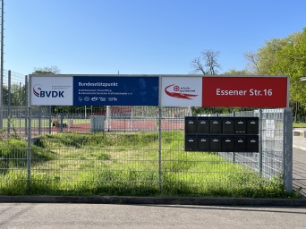 Das Bild zeigt die Hausnummer, die Essener Straße 16, des Veranstaltungsortes.