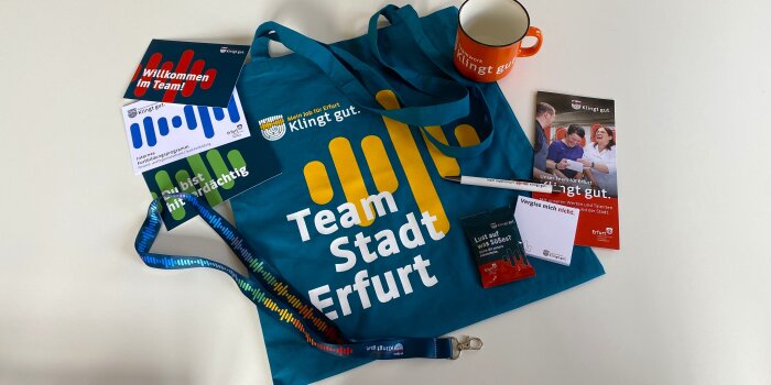 Foto: Willkommensbeutel für neue Mitarbeiter © Stadtverwaltung Erfurt Bild von verschiedenen Willkommens-Präsenten für neue Mitarbeiter