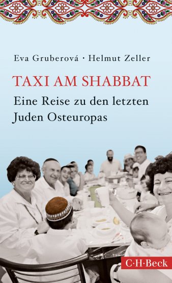Bild: Buchtitel Taxi am Shabbat © Verlag C.H.Beck Buchtitel mit Schrift und einem Foto von mehreren Menschen die gemeinsam essen.