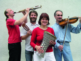 Foto: Misrach-Quartett © Misrach-Quartett Farbfoto von drei Männern und einer Frau mit Instrumenten.