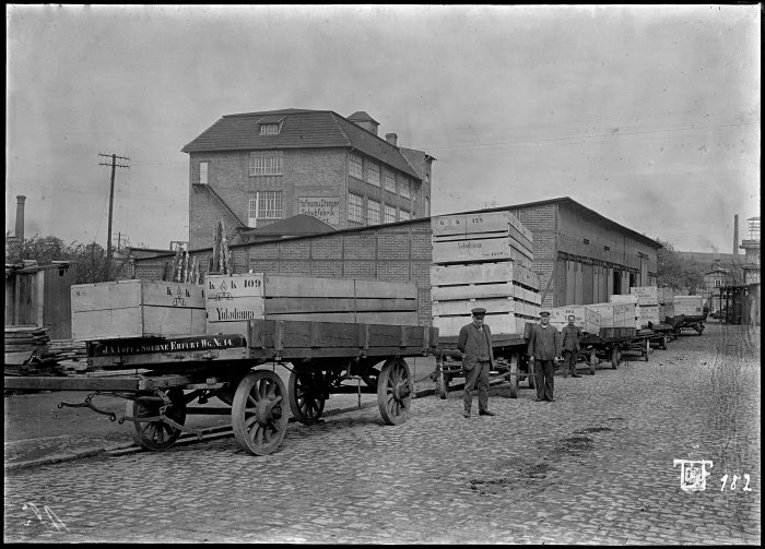 Alte schwarz-weiß Fotografie von einem Fabrikgelände 