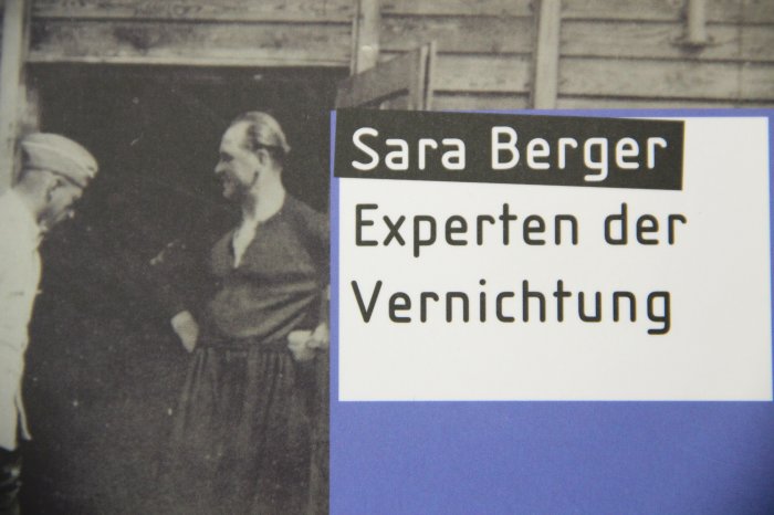 Ausschnitt des Buchtitels "Experten der Vernichtung" Ausschnitt von einem Buchtitel mit einer schwarz-weiß Fotografie von zwei Männern
