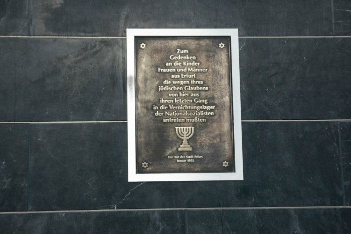 Gedenktafel für die Deportationen der jüdischen Bürgerinnen und Bürger aus Erfurt Foto einer Gedenktafel angebracht an einer Mauer