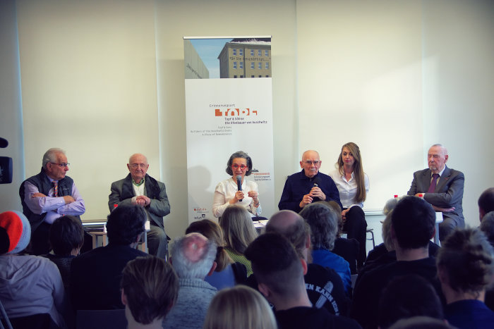 Naftali Fürst, Heinrich Rotmensch, Agnès Triebel, Raymond Renaud mit Übersetzerin, und Günther Pappenheim (v.l.n.r.) im Erinnerungsort Topf & Söhne, 27. Januar 2018 Publikum hört mehreren älteren Personen zu