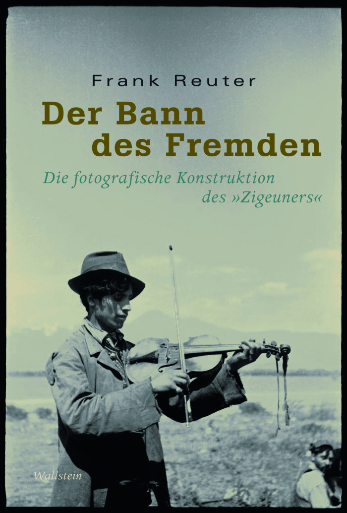 Titelbild "Der Bann des Fremden" von Frank Reuter Titelbild eines Buches mit einem geigespielenden Mann