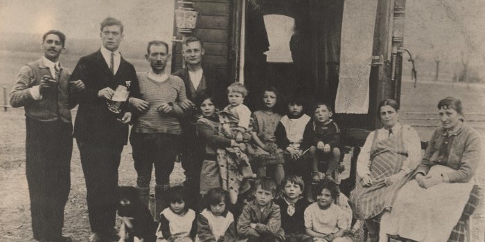 Foto: Willy Blum (Bildmitte) auf dem Arm seiner Schwester © privat, 1930 Schwarz-Weiß Foto von zehn Kindern und sechs Erwachsenen