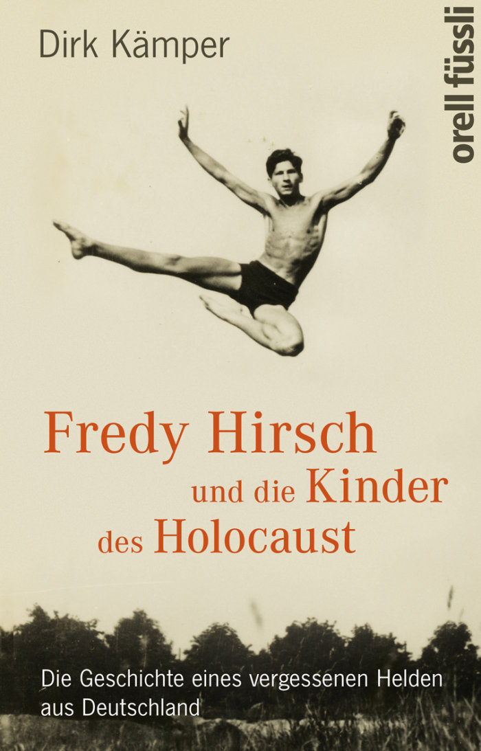 Titelbild Dirk Kämper "Fredy Hirsch und die Kinder des Holocaust" Auf dem Buchcover befindet sich der Buchtitel und ein athletischer Mann im Hintergrund.