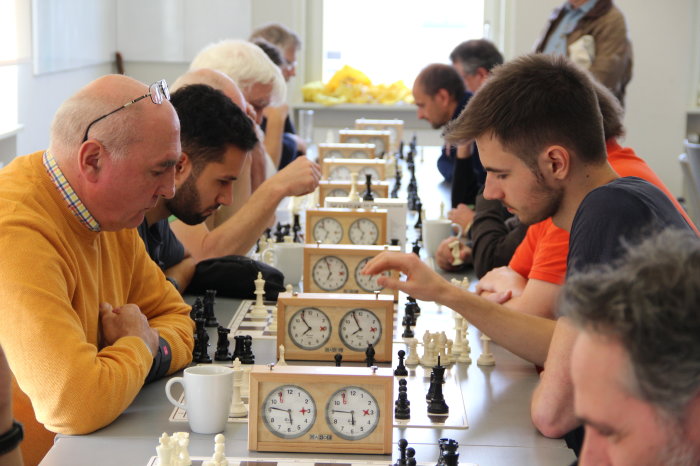 5. Königsgambit-Gedenkturnier im Erinnerungsort, 2018 Mehrere Männer sitzen an einem langen Tisch und spielen Schach.