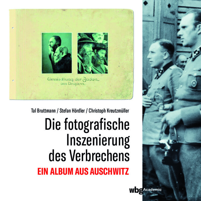 Buchcover "Die fotografische Inszenierung des Verbrechens" Farbfoto. Buchcover mit Titel. Rechts stehen zwei Männer in Uniform