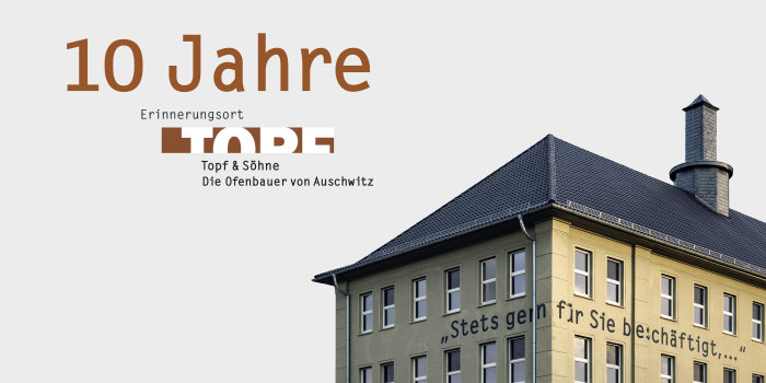 10 Jahre Erinnerungsort Topf & Söhne Ein Logo mit dem Schriftzug "10 Jahre Erinnerungsort Topf & Söhne" und ein Foto von einem Gebäude.