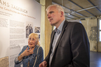 Eine Frau und ein Mann stehen in einer Ausstellung 