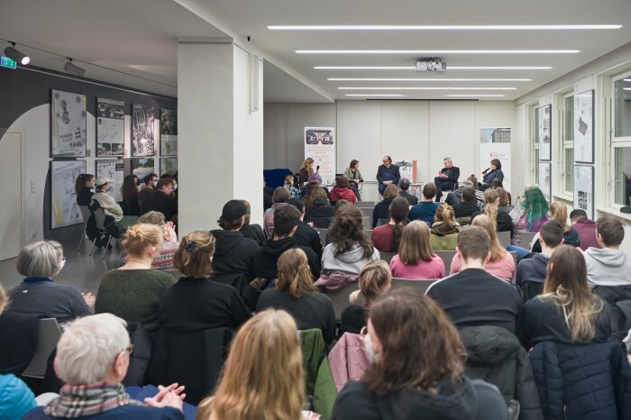 große Gruppe von Personen bei einer Veranstaltung im Erinnerungsort Topf & Söhne 