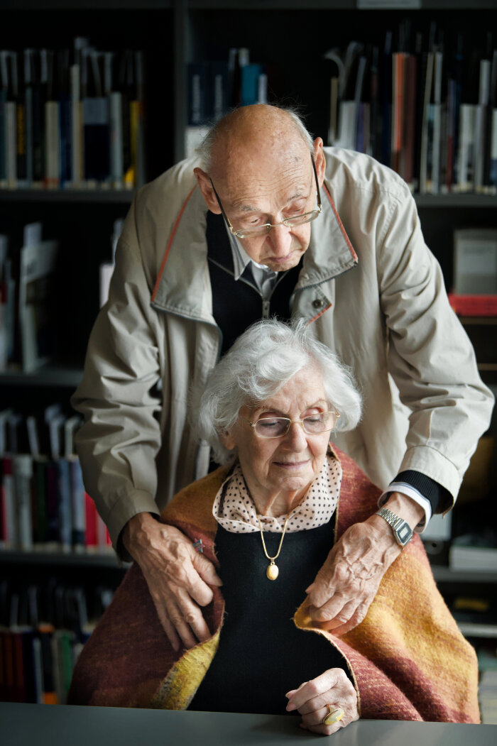 Eva und Andor in der Bibliothek Zwei ältere Menschen die sich umarmen