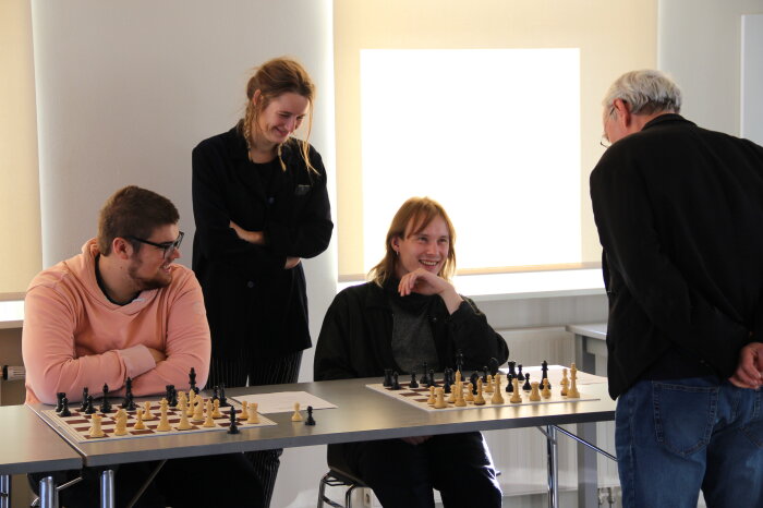 Schachturnier 2022 Vier Personen spielen Schach