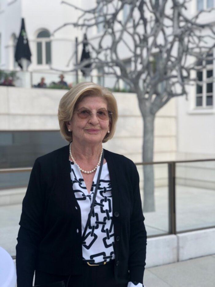 Eva Szepesi vor dem Jüdischen Museum Frankfurt am Main ältere Frau mit Brille in schwarz weißer Kleidung