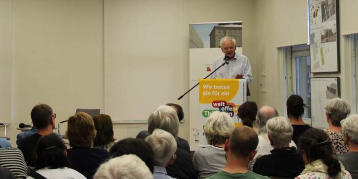 Götz Aly am Rednerpult während seiner Buchvorstellung im Rahmen der Veranstaltung „Unser Nationalsozialismus“