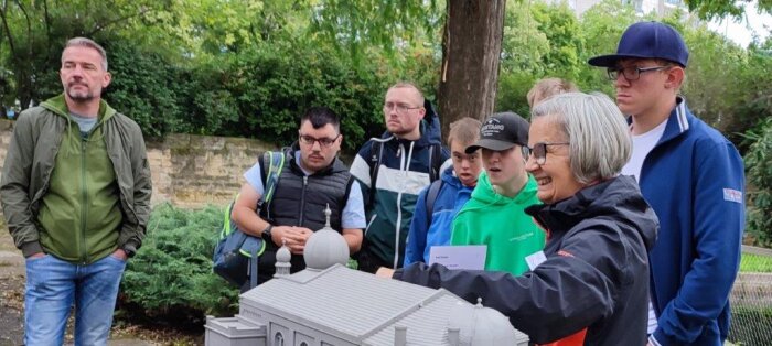 Inklusiver Stadtrundgang zur jüdischen Geschichte Mehrere Personen stehen an einem Hausmodell