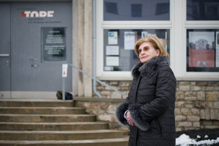 Eva Szepesi bei ihrem Besuch im Erinnerungsort Topf & Söhne, Januar 2023 Frau mit Mantel
