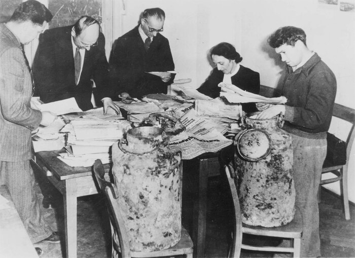 Mitglieder Jüd Historische Kommission Schwarz Weiß Foto von fünf Personen an einem Tisch