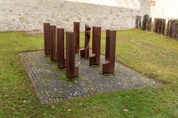 Deserteursdenkmal Acht Skulpturen auf einer Rasenfläche