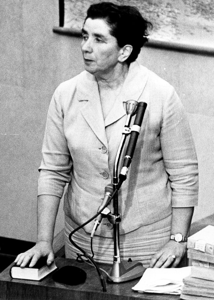 Rachel Auerbach Schwarz Weiß Foto von einer Frau die an einem Mikrofon steht