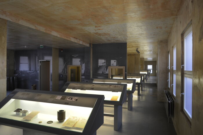 2025-04-Dauerausstellung Ein Blick in die Dauerausstellung „Topf &Söhne – Techniker der ‚Endlösung‘“