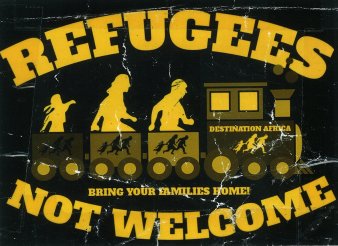 Der Sticker ist auf Englisch und enthält die Aussage, Geflüchtete und ihre Familien seien nicht willkommen. 