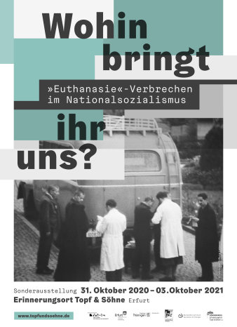 Titel, Laufzeit, Titelbild der Ausstellung. Das Bild ist eine alte Fotografie, mehrere Menschen stehen um einen Bus